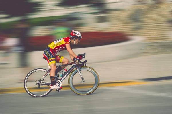 自転車に乗る人