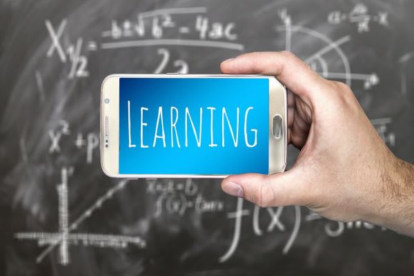 LEARNINGと表示されたスマホ