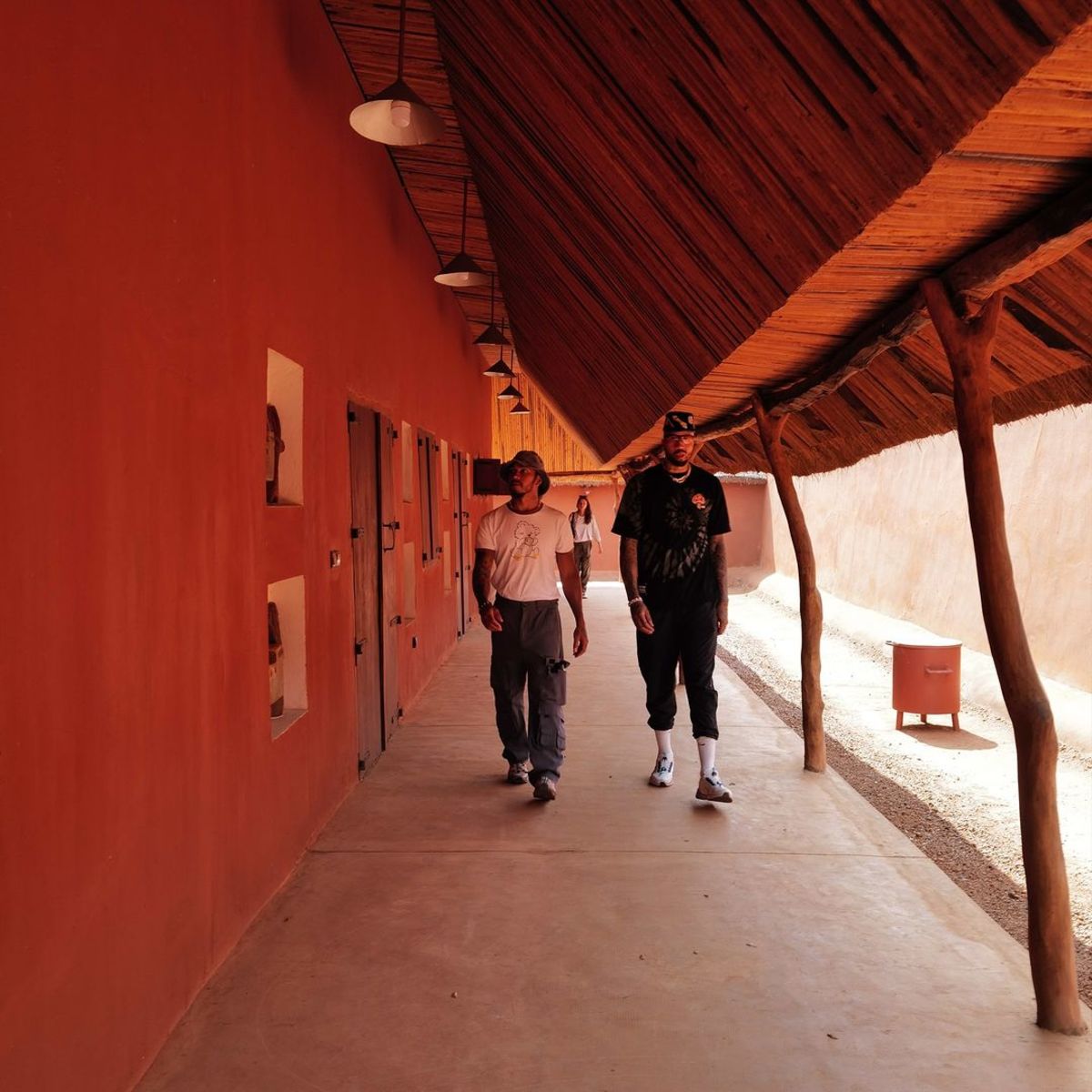 Lewis Hamilton discovers Abomey, a must-see splendor in Benin