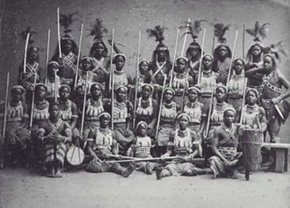 Statue et hommage au régiment militaire des Agoodjié (Amazones du Dahomey)