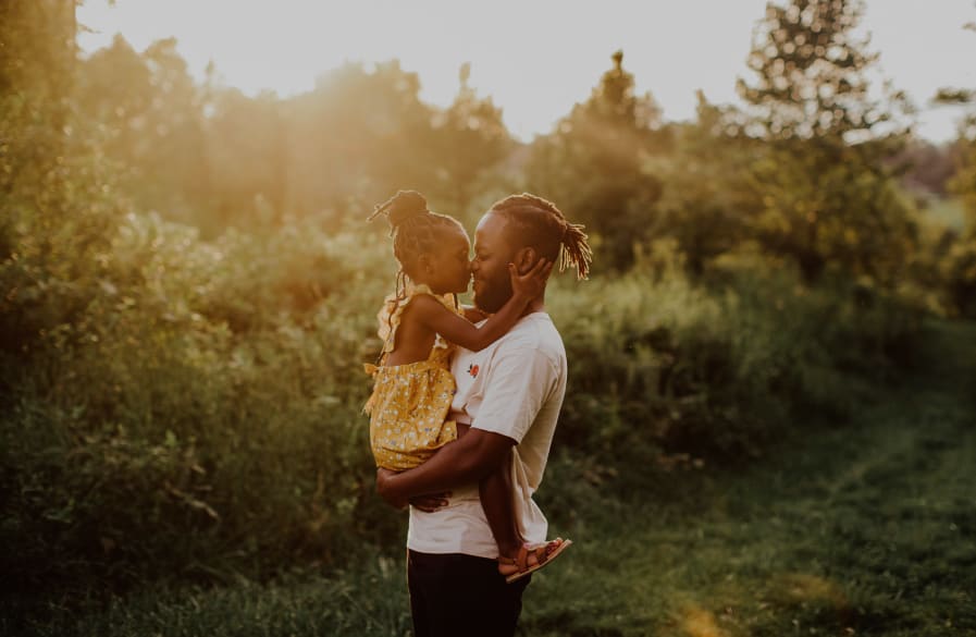 Bénin père qui porte sa fille