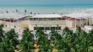 L'Arène de Ouidah vue de l'extérieur, entourée de palmiers