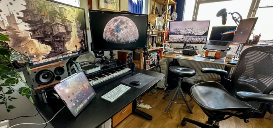Office 2 desks, 5 screens
