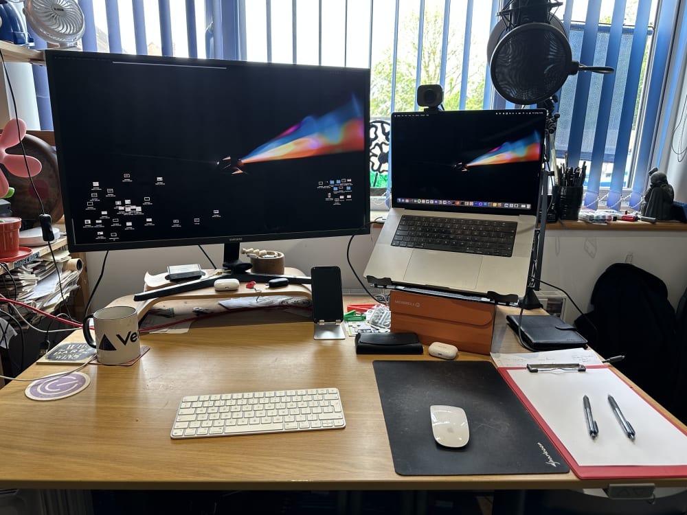 Work desk MacBook Pro M1, Blue yeti mic, Streamcam