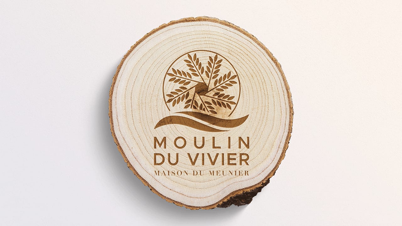 Logo de la Maison du Meunier sur une souche d'arbre