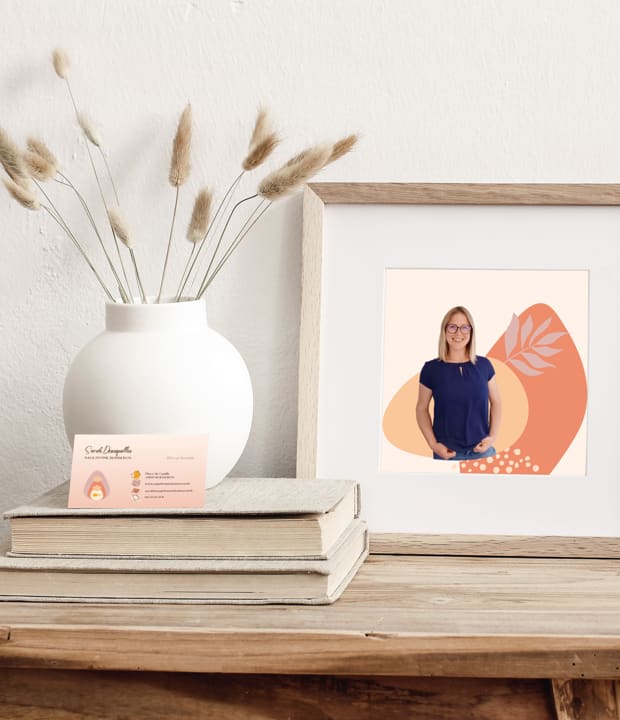 staging of a business card of Sage-femme Boisseron and a frame with a photo of Sarah