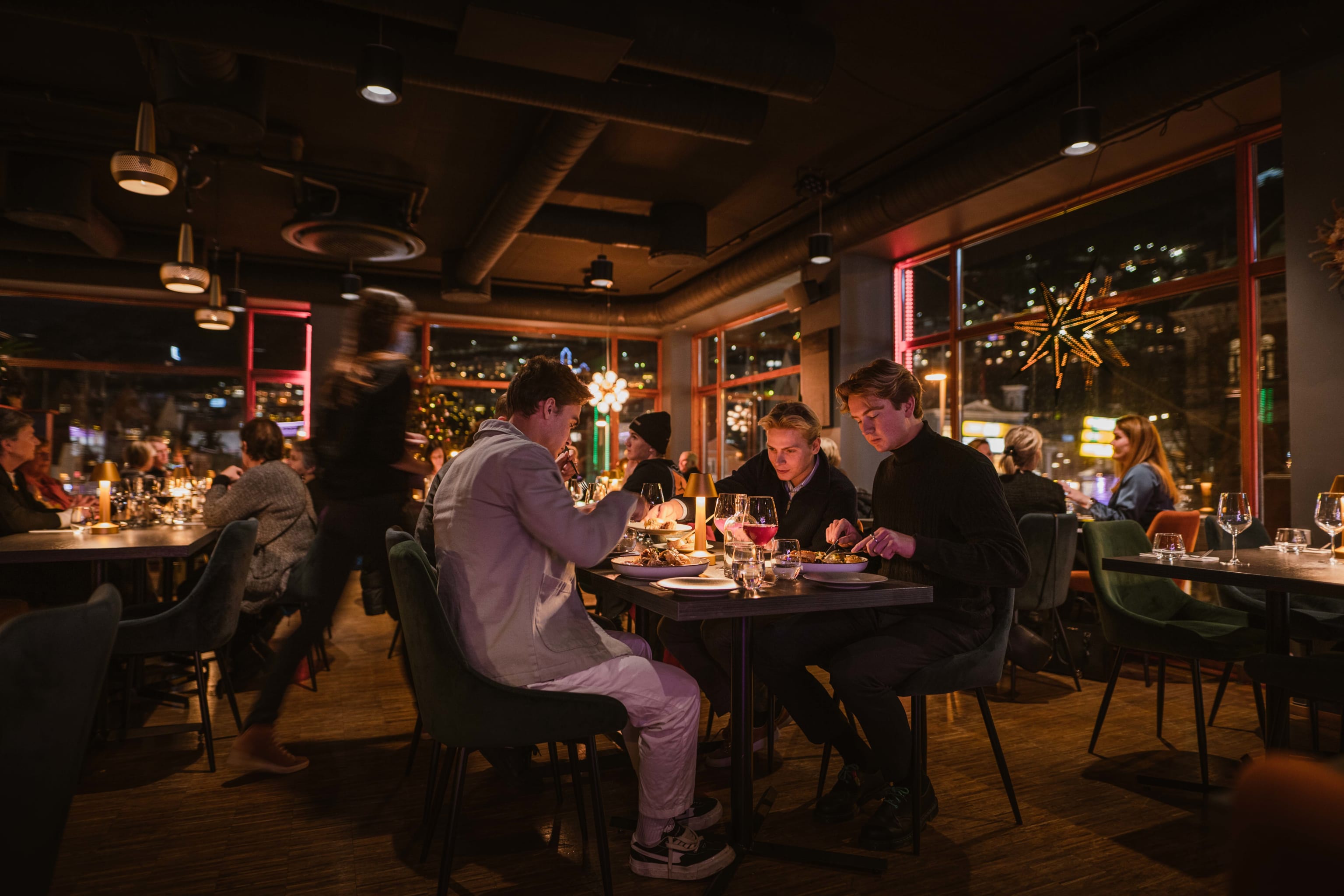 Friends at a candlelit Christmas table at Bjerck