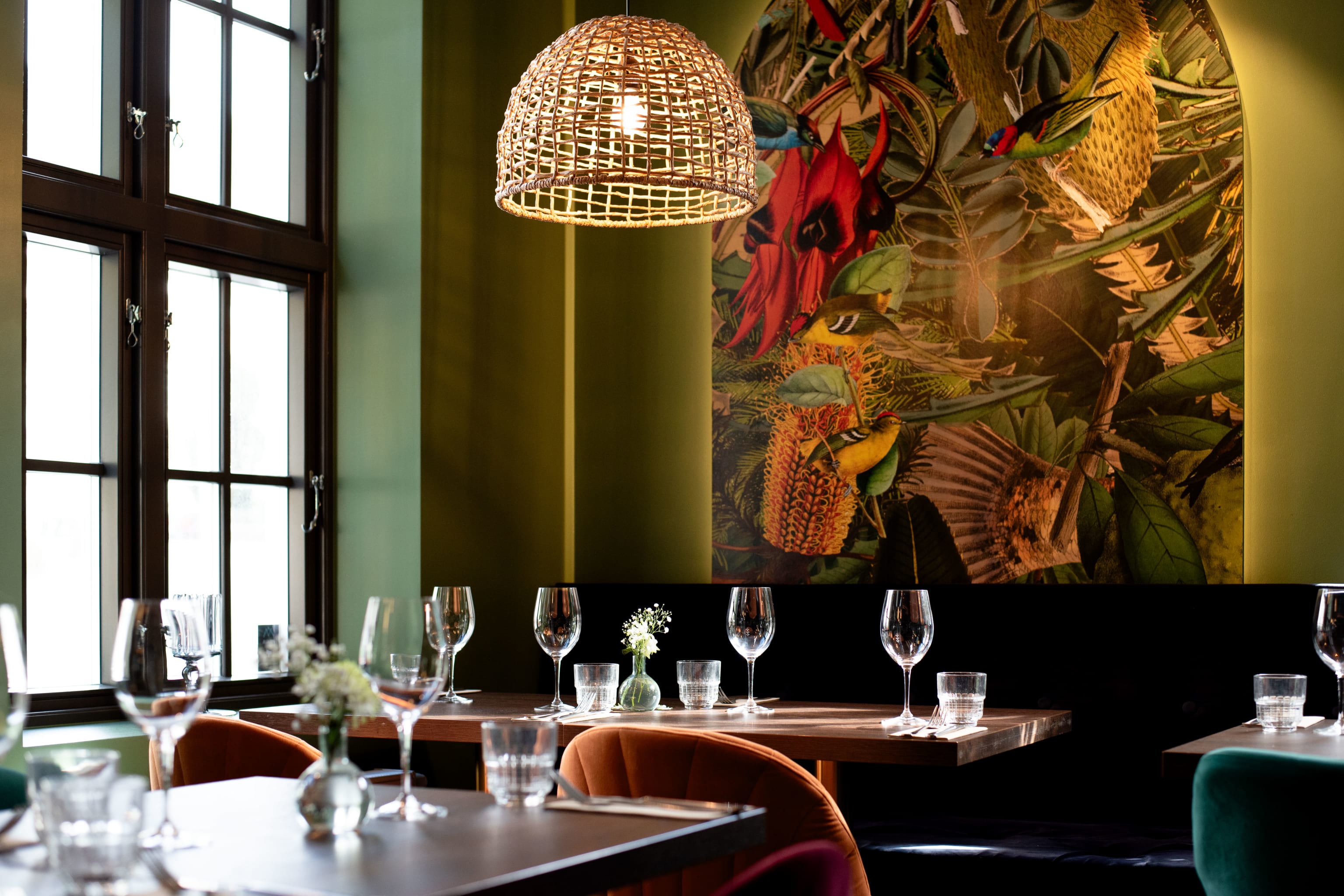 Bord, glass, oppdekning på Engen Steakhouse i Bergen.