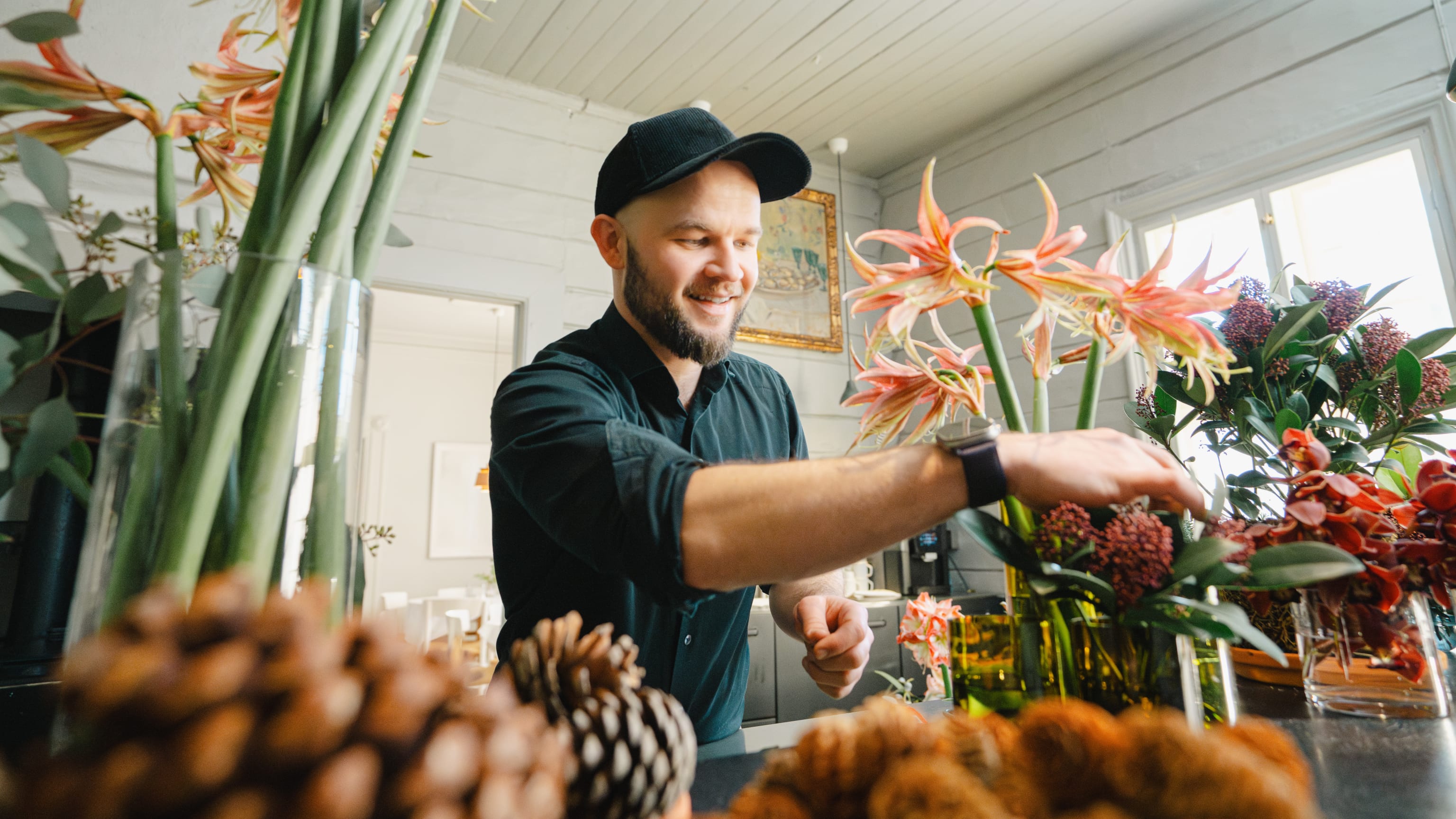 Erlend Grevskott er ansvarlig for blomstene hos De Bergenske.