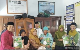 Ketua Fraksi PKB DPRD Kabupaten Malang Salurkan 1 Ton Beras untuk Warga Desa Dengkol Singosari