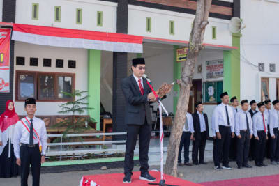 Pesan Gus Muhibbin di Upacara HUT  Kemerdekaan ke-79 RI: Pentingnya Menyeimbangkan Ilmu Pengetahuan, Pendidikan Moral dan Teknologi bagi Generasi Z