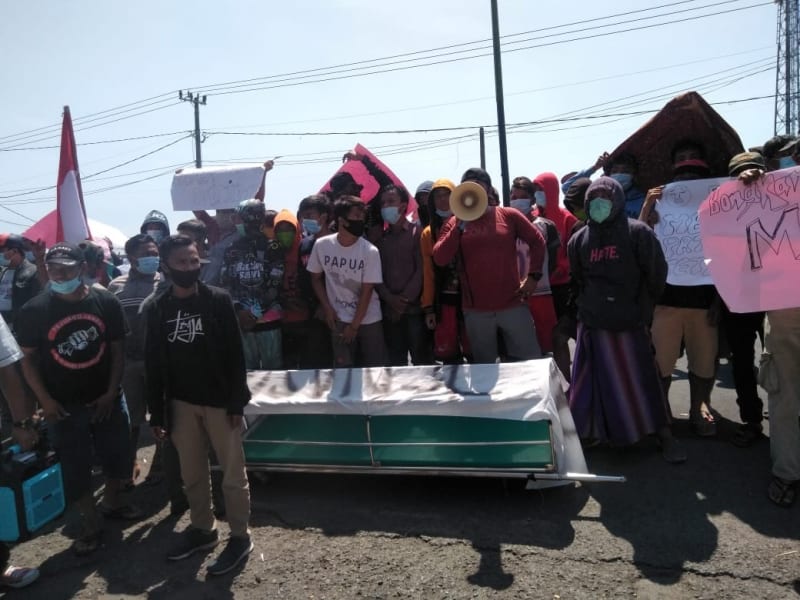 Dugaan Skandal Masker, Aktivis Aksi Demonstrasi di Depan Gedung DPRD di Pasuruan