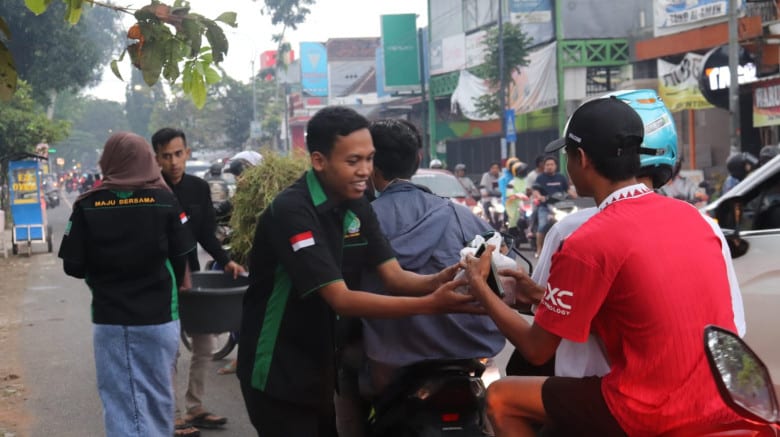 DKC Garda Bangsa Kabupaten Malang Bagi-bagi Takjil Gratis