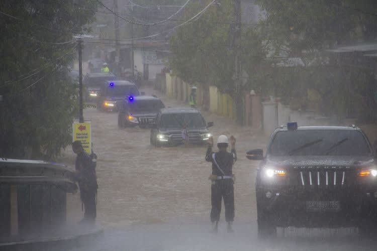Rombongan Presiden Joko Widodo Terobos Banjir Kalimantan Selatan