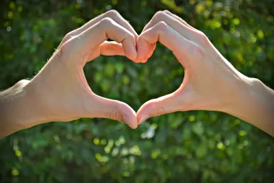 cinta, jantung, bentuk hati, percintaan, jatuh cinta, romantis, keberuntungan, tangan, pria dan wanita, komitmen, menjadi bersama, hubungan, bokeh, torsi, valentine, komitmen, komitmen, komitmen, komitmen, komitmen