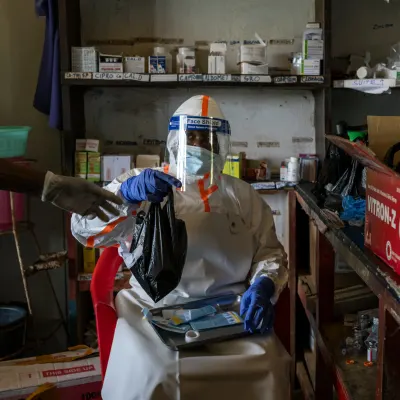 Scientists Race to Test Treatments as Ebola Outbreak Widens