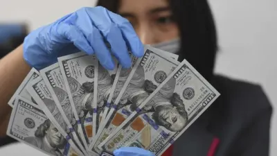 Rupiah Merangkak ke Level Rp18.076 per Dolar AS Jelang Akhir Pekan