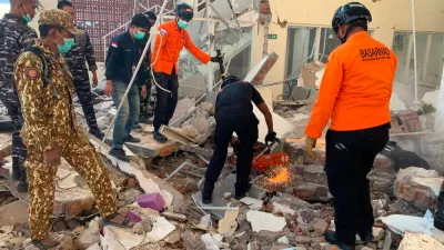 Gempa Bumi Magnitudo 7.7 Guncang Flores, Puluhan Jiwa Melayang