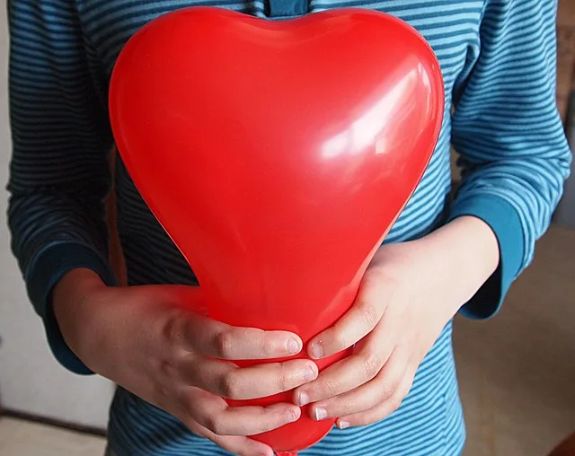 Untuk Kamu yang Pernah Merasa Munafik Karena Bilang Cinta Itu Buta, Tapi Matamu Masih Cari yang Cantik