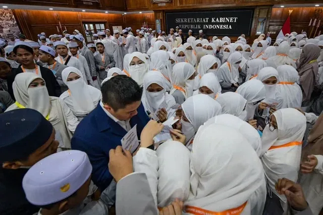 Seskab Teddy Sambut Ratusan Santri dalam Kunjungan ke Istana