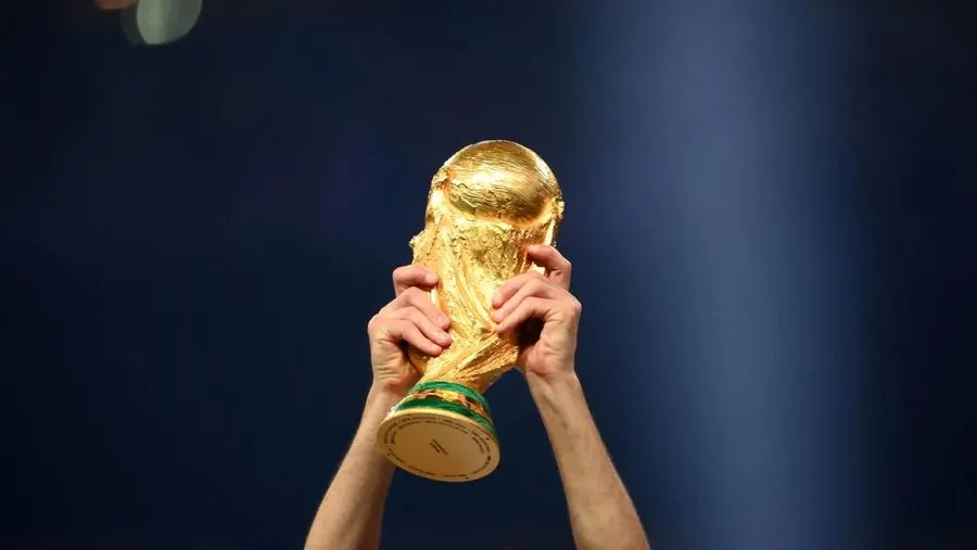 seorang-pemain-argentina-mengangkat-trofi-piala-dunia-selama-upacara-pemberian-trofi-usai-argentina-memenangkan-pertandingan-s_169