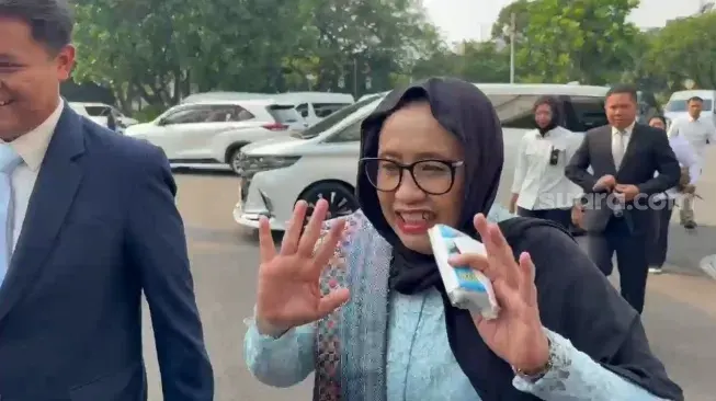 42793-kepala-badan-gizi-nasional-bgn-nanik-s-deyang-tiba-di-istana-kepresidenan