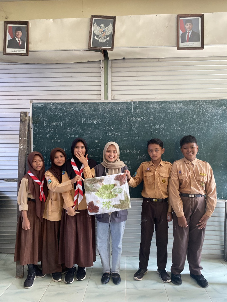 Mahasiswa KKN Universitas Trunojoyo Madura Adakan Pelatihan Batik Ecoprint di UPTD SDN Tanah Merah Dajah 1