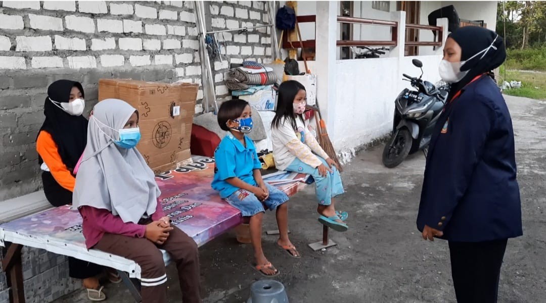 Mahasiswa KKN UTM Terjun Mengedukasi Dampak Sekolah Daring Di Desa Labuhan Sepulu