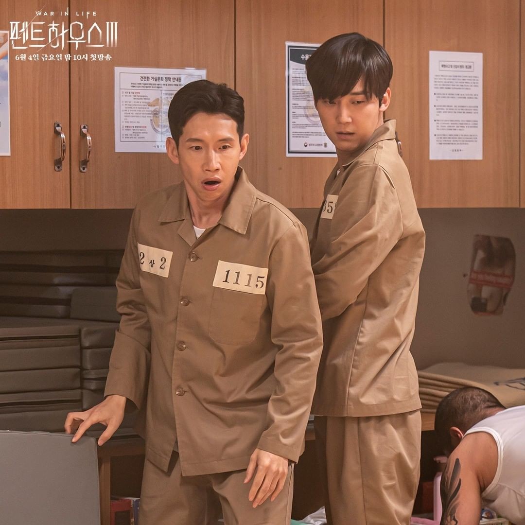 Penthouse 3, SBS Bagikan Still Cuts Ha Yoon Cheol dan Lee Gyu Jin di Penjara