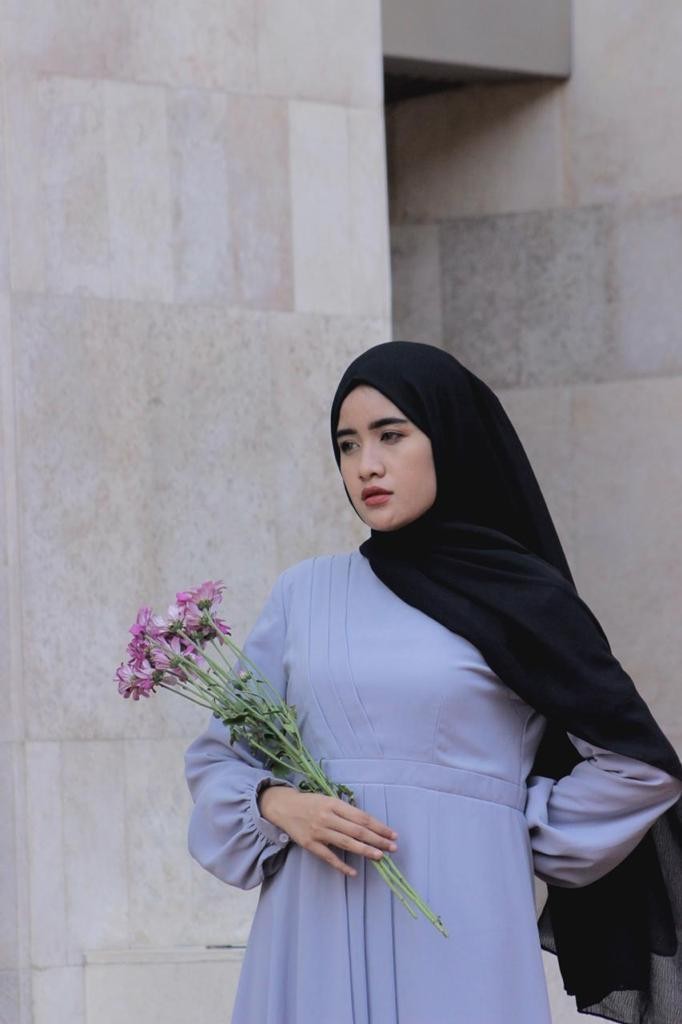 3. Zeyn Line Dress:  Gamis dengan sentuhan garis di depannya dan diproduksi dengan warna yang memukau.