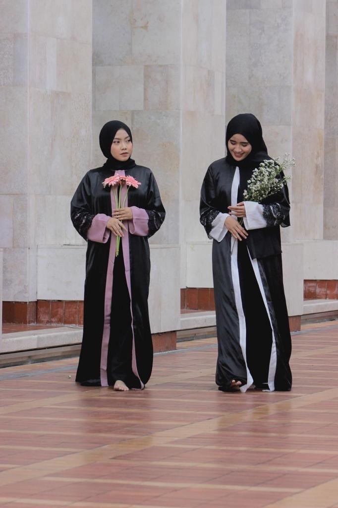 4. Zeyn Abaya:  Abaya outer dengan desain khas Turki sangat cocok menjadi solusi outfit yang simpel dan berkilau.