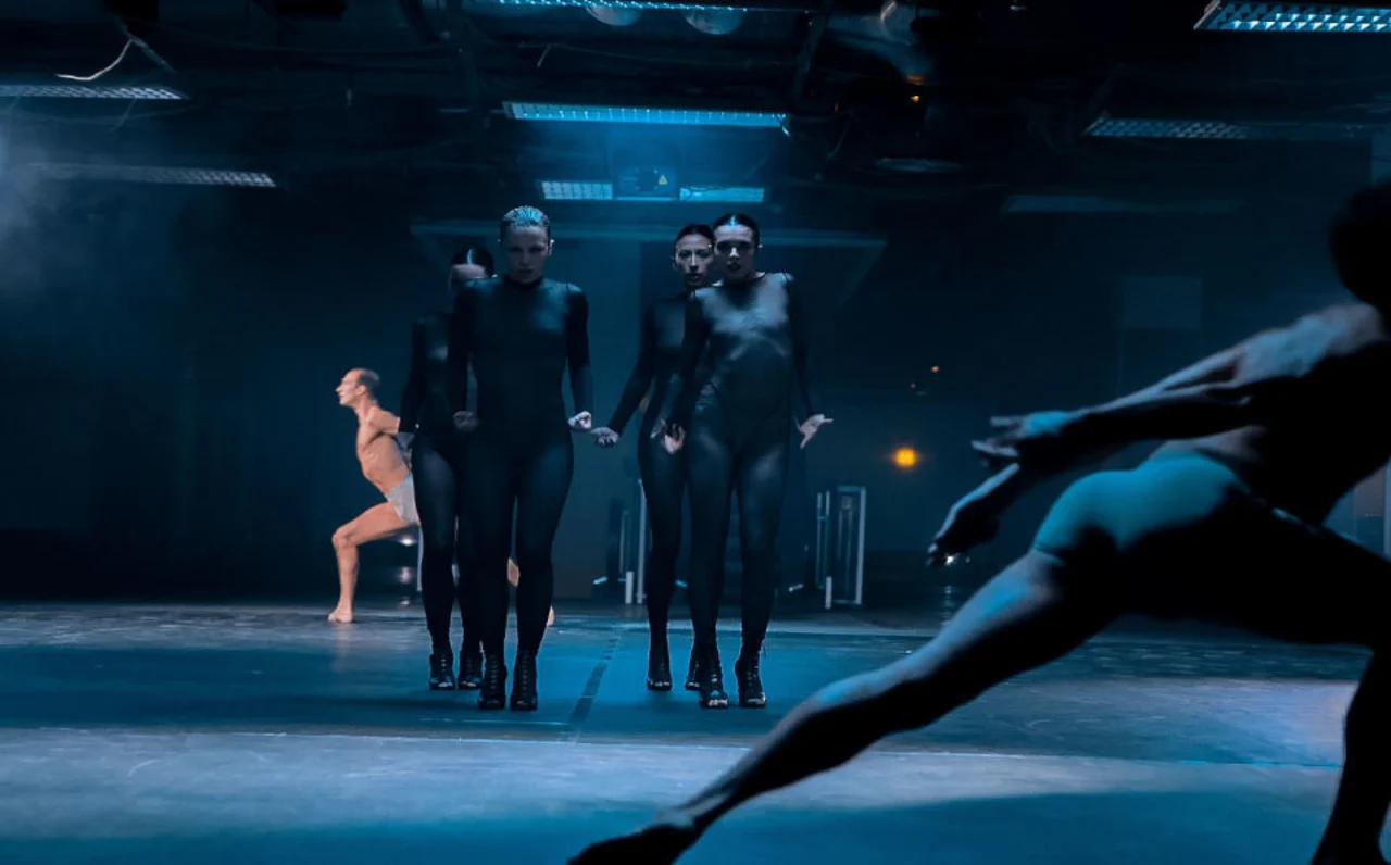 Techno trifft Ballett in Neukölln: DANCÆ verwandelt mit Rattleskin ein verlassenes Kaufhaus