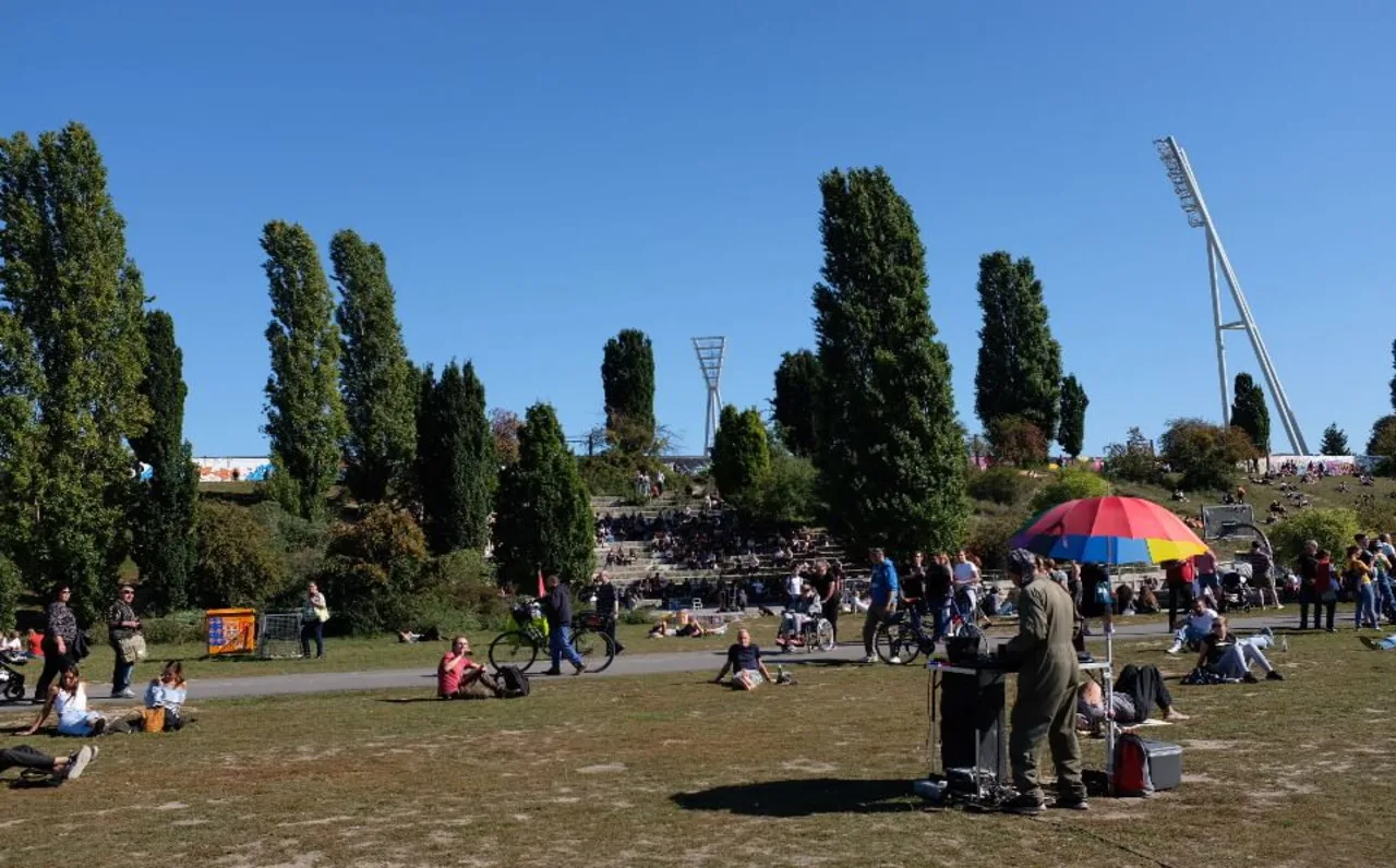 Mauerpark in Berlin am Sonntag: Karaoke & Flohmarkt