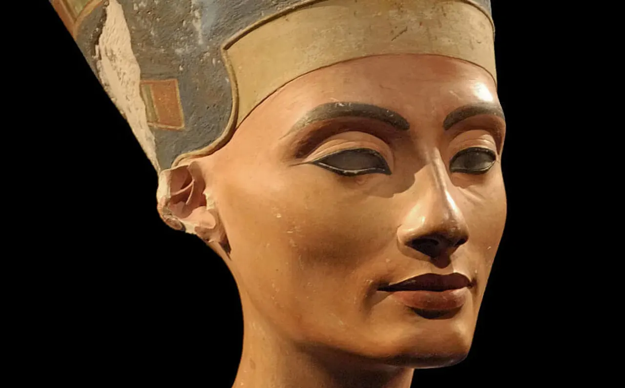 Nefertiti Bust in Berlin (Neues Museum) - Art & History