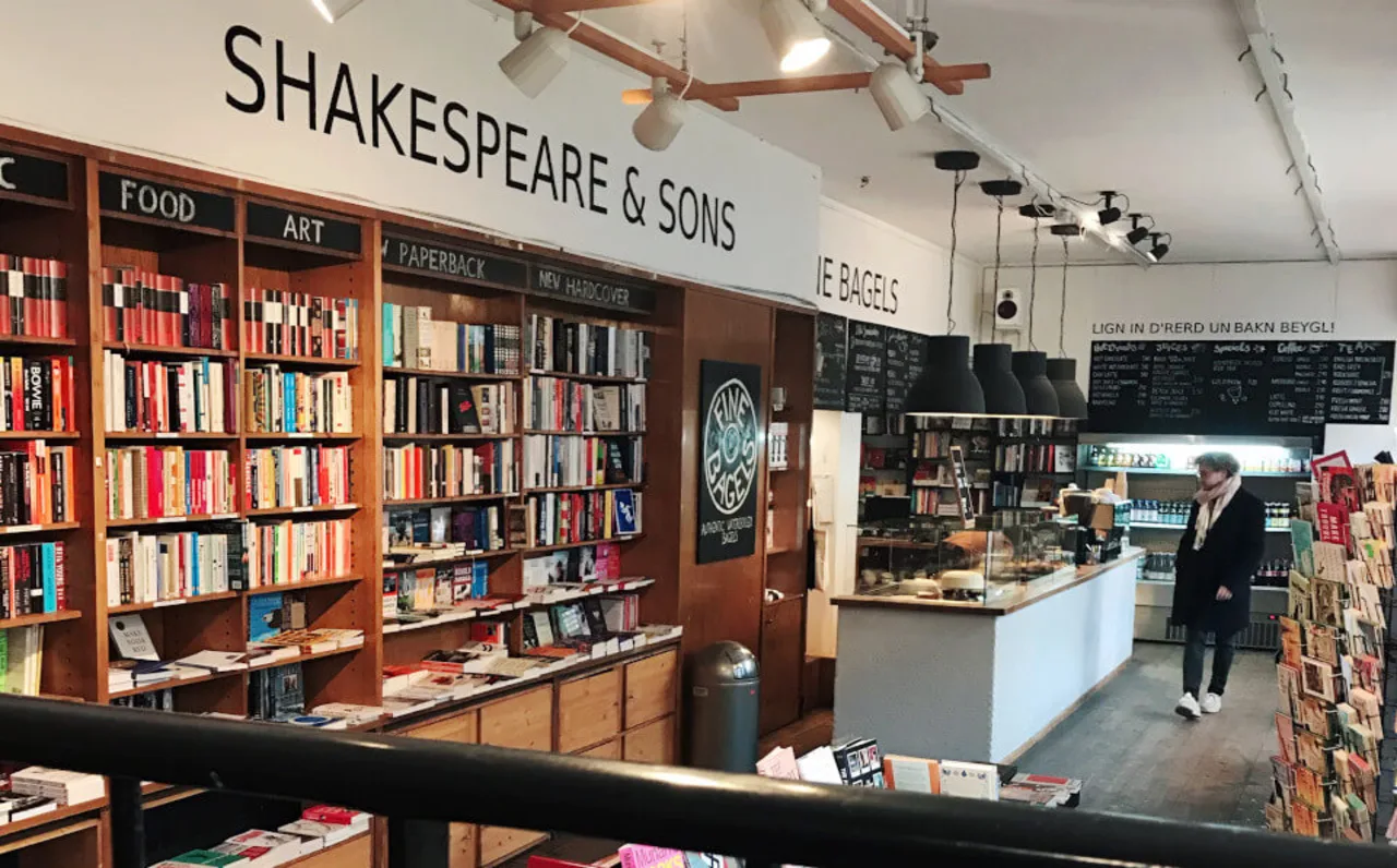 Un descanso acogedor, libros y bagels - Shakespeare & Sons