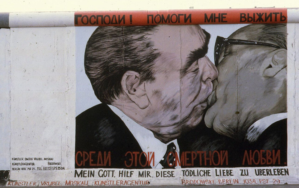 East Side Gallery Baiser fraternel sur le mur de Berlin