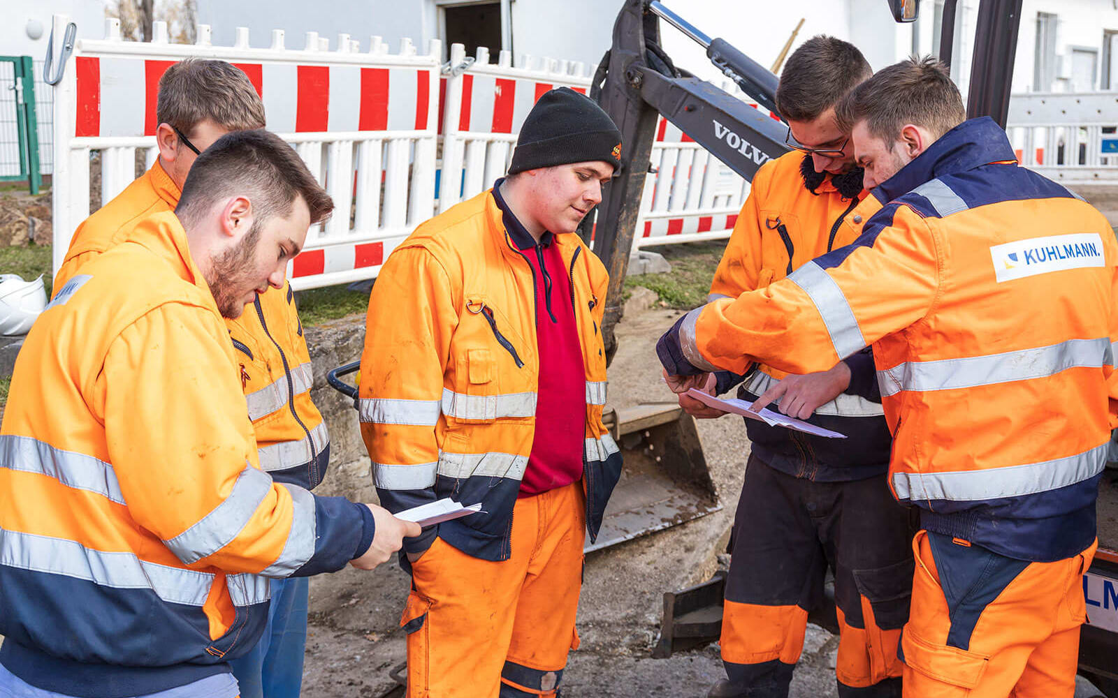 junge Auszubildende auf der Baustelle