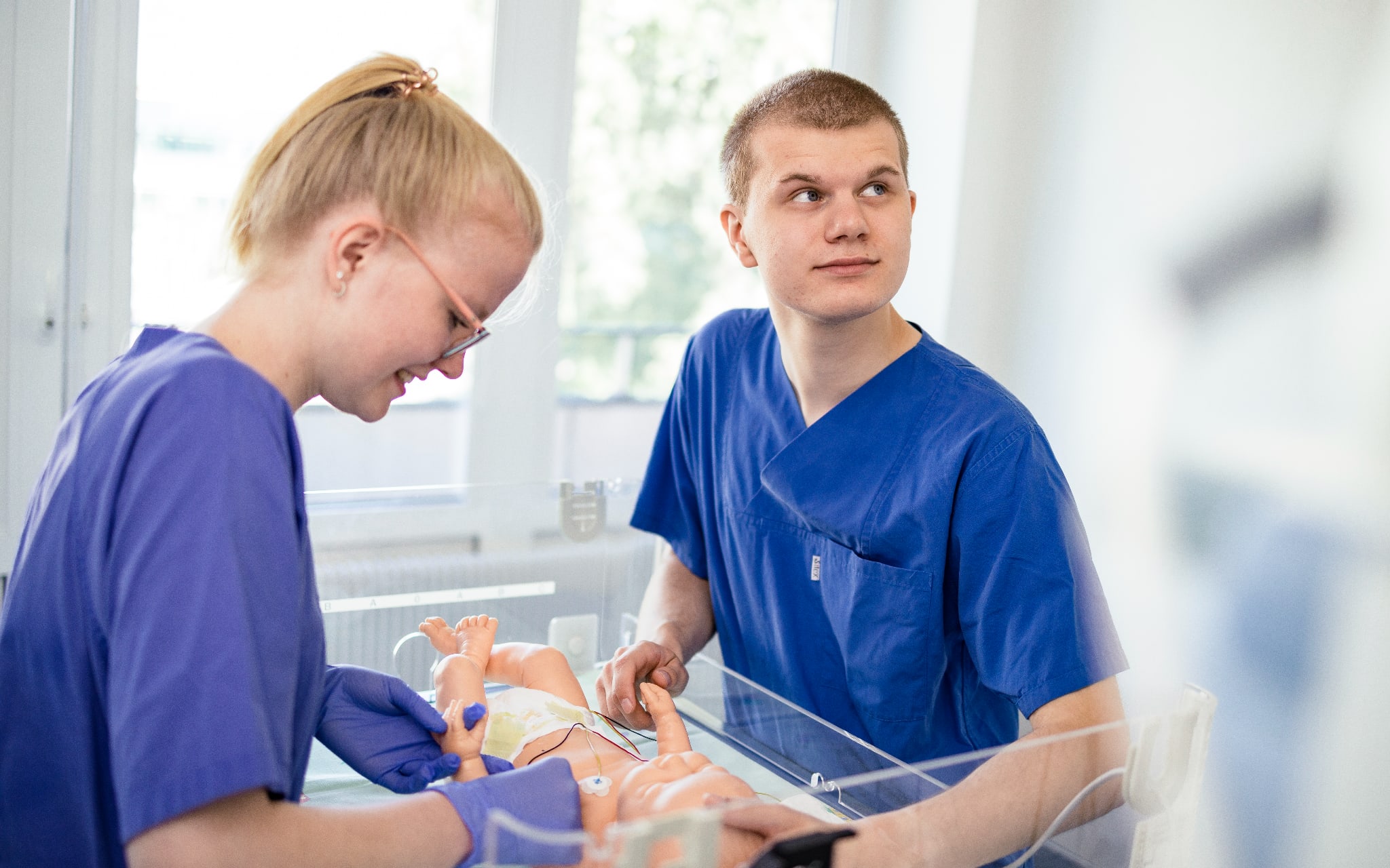 Zwei Pflege-Auszubildende im Klinikum Lüneburg