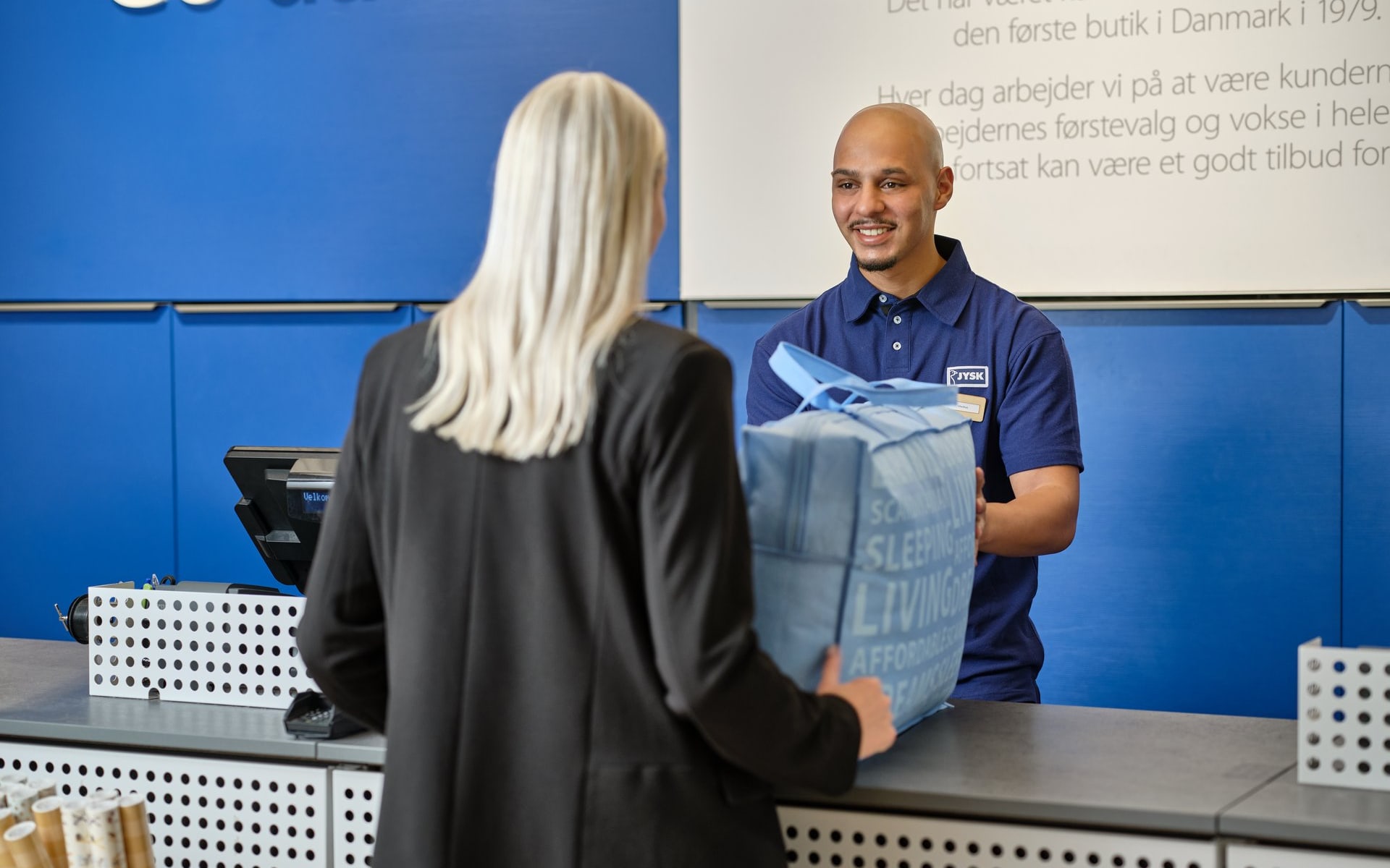 Mitarbeiter beim Kassiervorgang