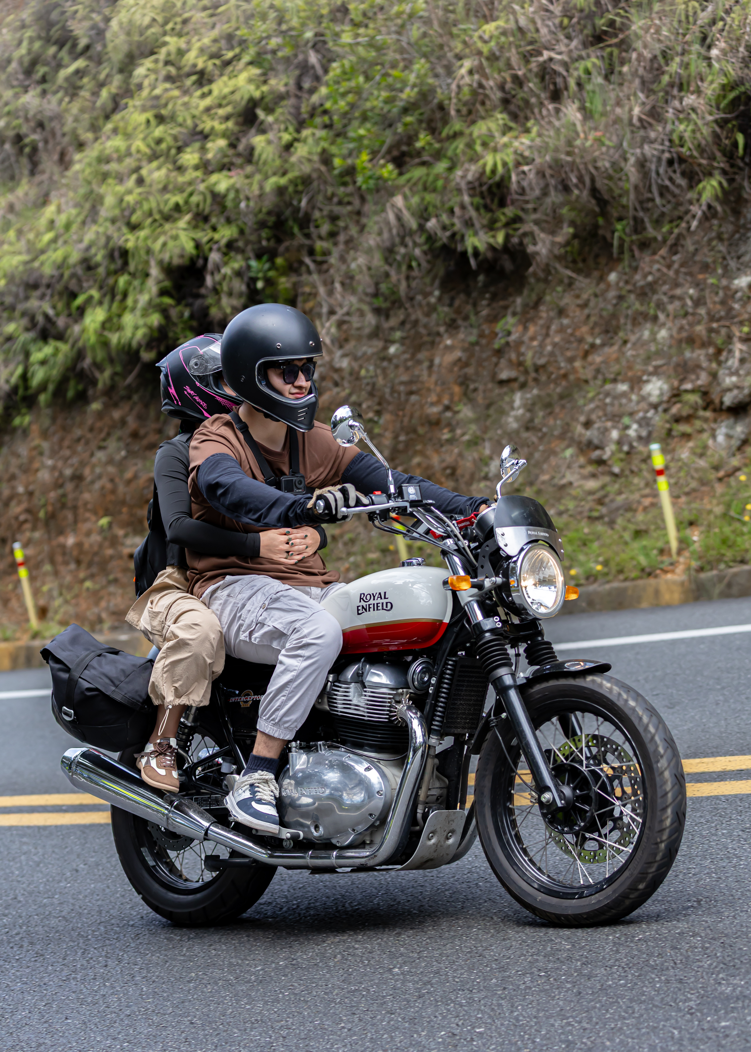 Royal Enfield Interceptor 650 - vista anterior 1