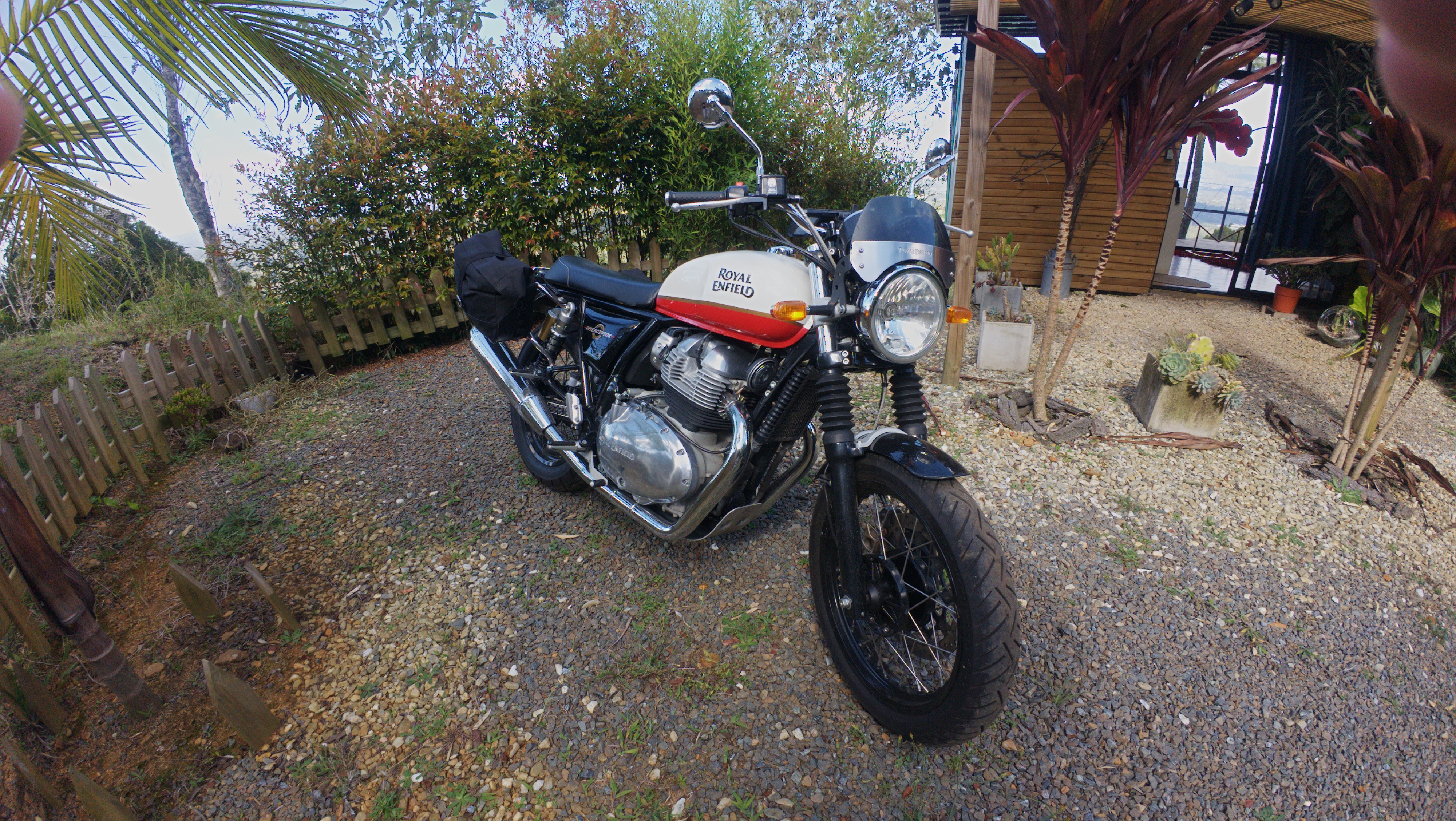 Royal Enfield Interceptor 650 - vista anterior 2