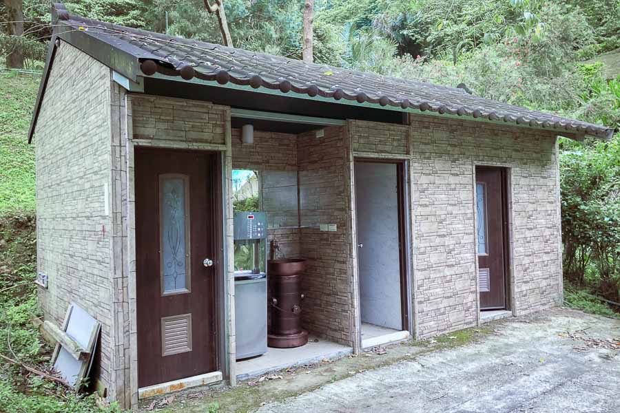 新竹露營推薦-野漾莊園豪華露營獨立衛浴、免裝備、免搭帳、一泊四食 野漾莊園-A區公用廁所與飲水機