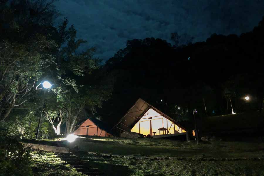 新竹露營推薦-野漾莊園豪華露營獨立衛浴、免裝備、免搭帳、一泊四食 野漾莊園-A區夜晚點燈