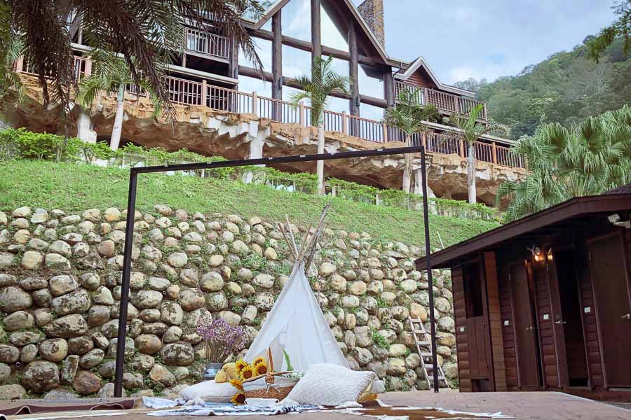 新竹露營推薦-野漾莊園豪華露營獨立衛浴、免裝備、免搭帳、一泊四食 野漾莊園-泳池畔拍照打卡區域