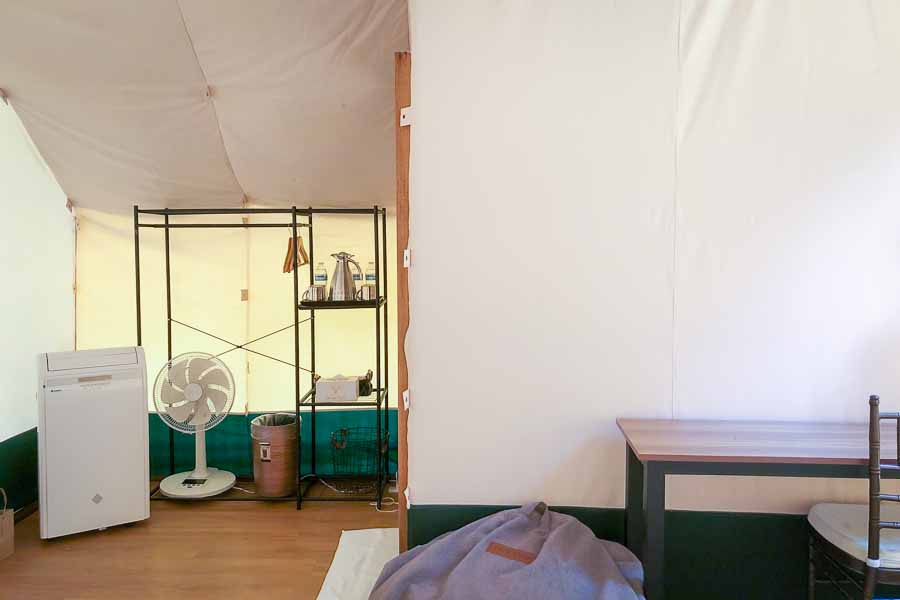 新竹露營推薦-野漾莊園豪華露營獨立衛浴、免裝備、免搭帳、一泊四食 野漾莊園A7帳篷內部-懶骨頭、冷氣、電風扇、保溫壺、吹風機