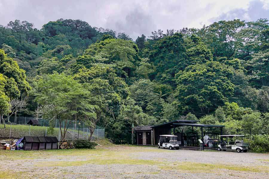 新竹露營推薦-野漾莊園豪華露營獨立衛浴、免裝備、免搭帳、一泊四食 野漾莊園停車場與入口