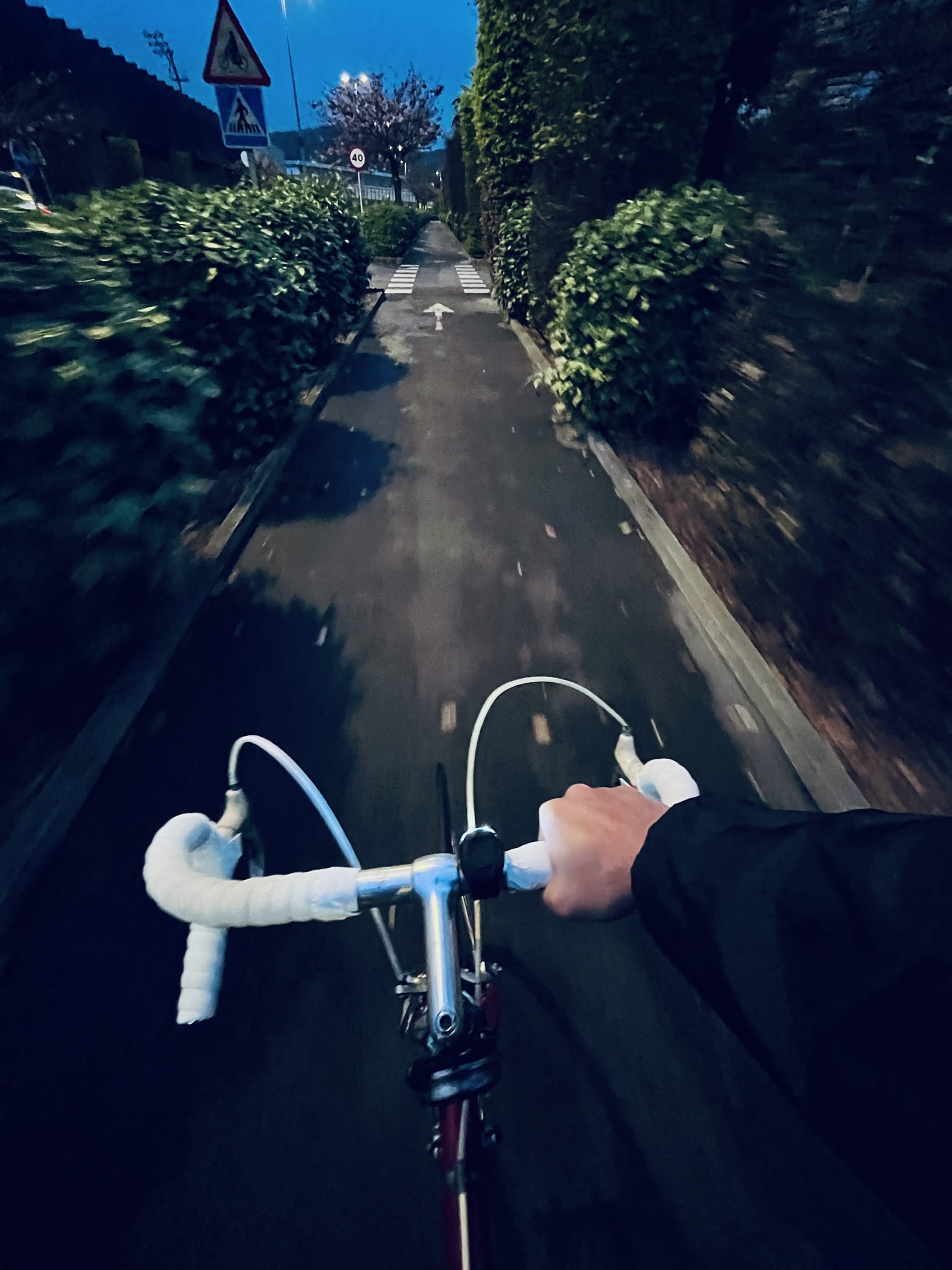 Mi bicicleta por carril bici al anocecher Mi bicicleta por carril bici al anocecher