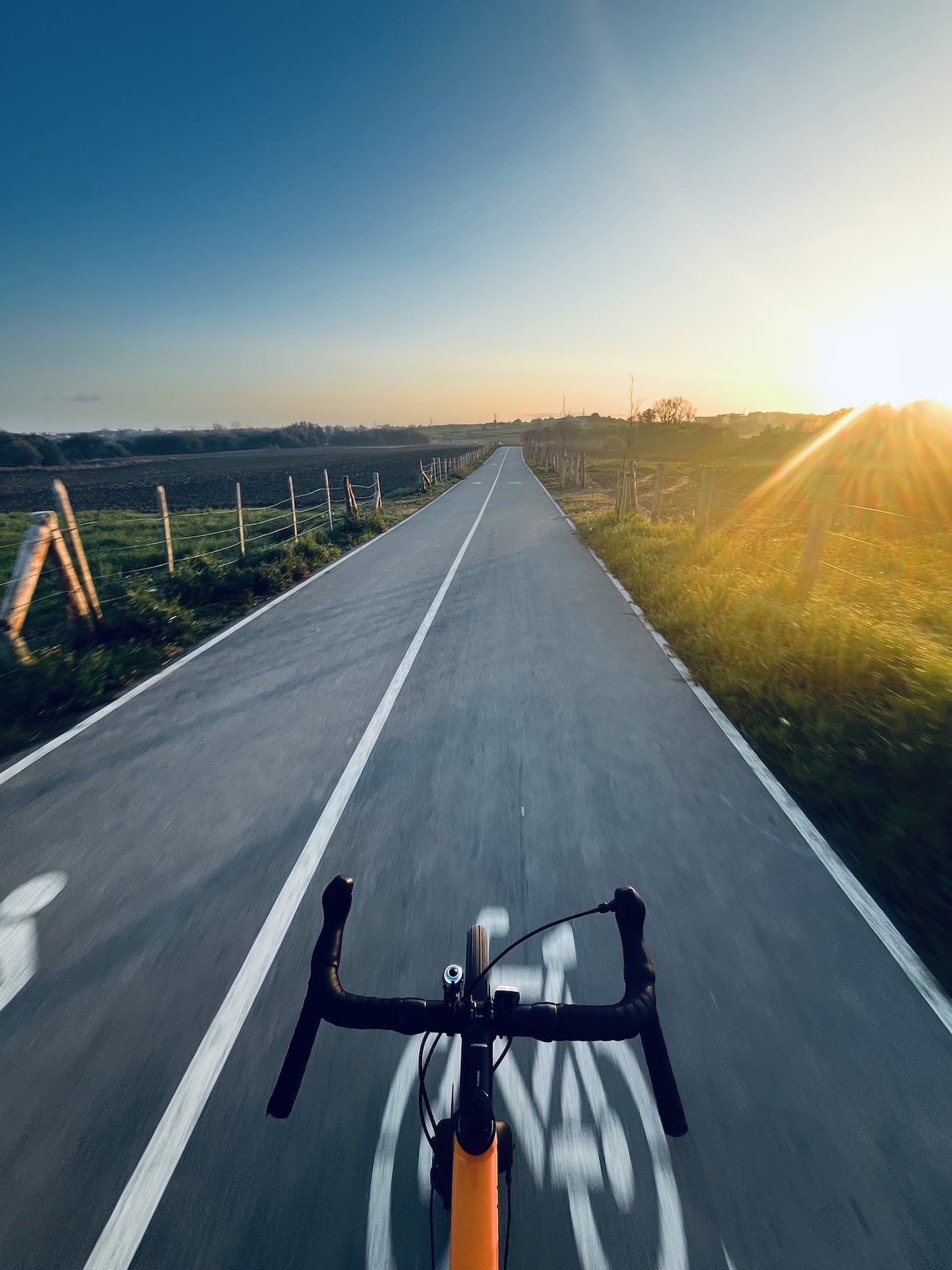 Un carril bici con un amanecer soleado Un carril bici con un amanecer soleado