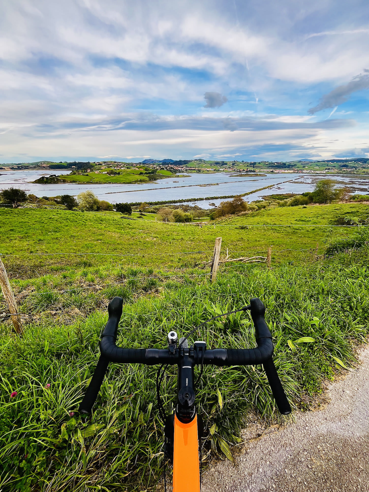 Mi bicicleta con la Ría de San Martín al fondo Mi bicicleta con la Ría de San Martín al fondo