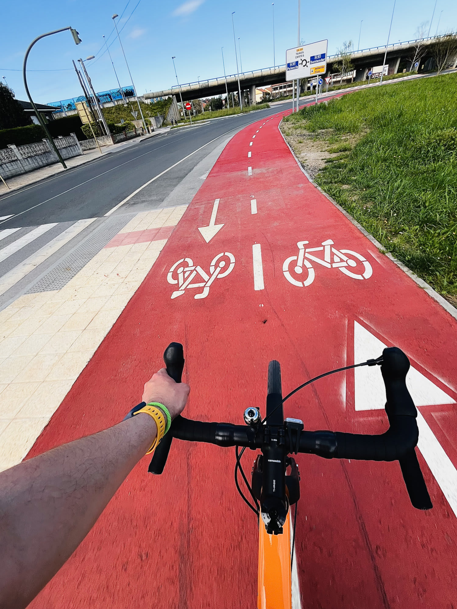 Un carril bici cerca de Viérnoles Un carril bici cerca de Viérnoles